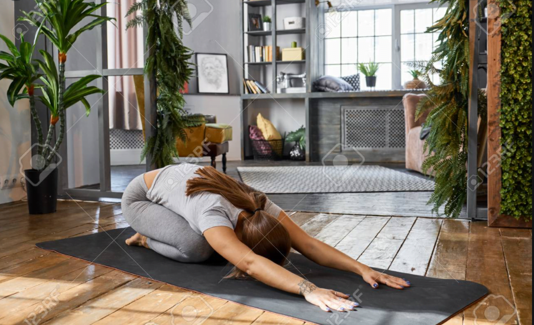 Soulager vos douleurs avec ces 5 postures de yoga pour l’endométriose
