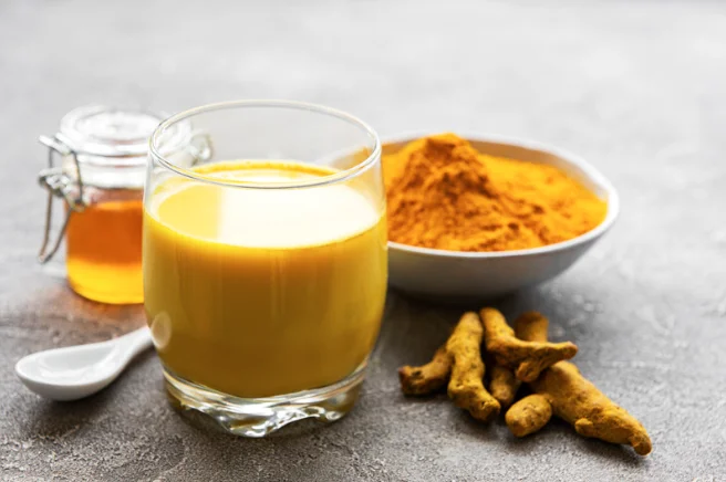 Lait d'or golden milk boisson ayurvédique anti-inflammatoire