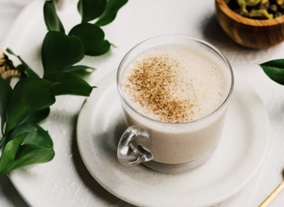Latte ayurvédique aux dattes et à la cardamone