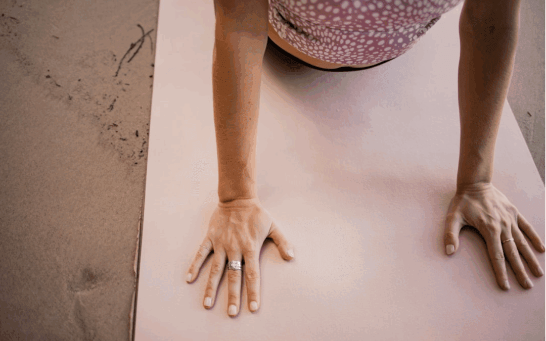 Sensibilité et douleurs aux poignets dans la pratique du yoga, en préménopause et en ménopause